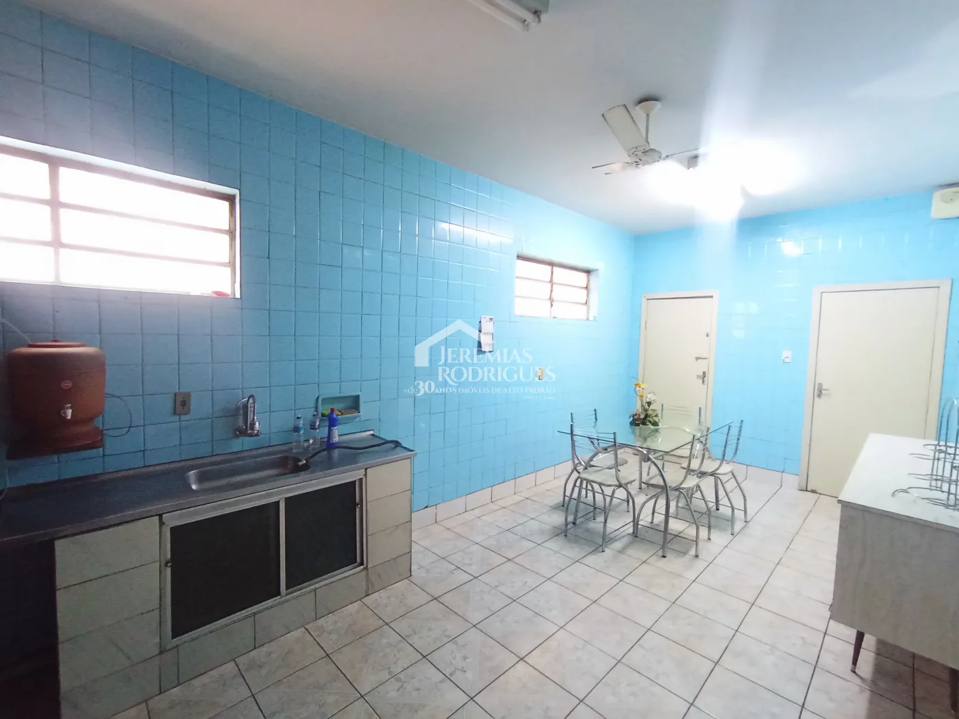 Casa para venda e locação no bairro Jardim Eulária em Taubaté/SP.