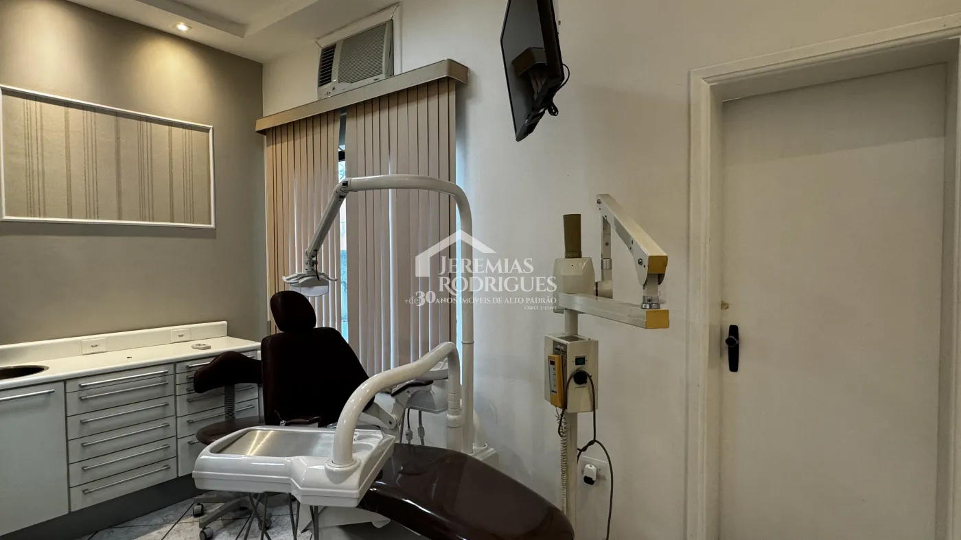 Sala comercial para venda e locação com 327 m² em Pindamonhangaba/SP.