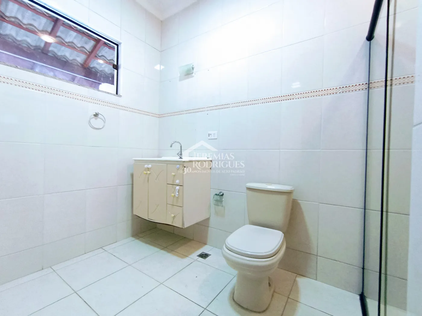 Casa para venda e locação com 4 dormitórios no Condomínio Campos do Conde I em Tremembé/SP