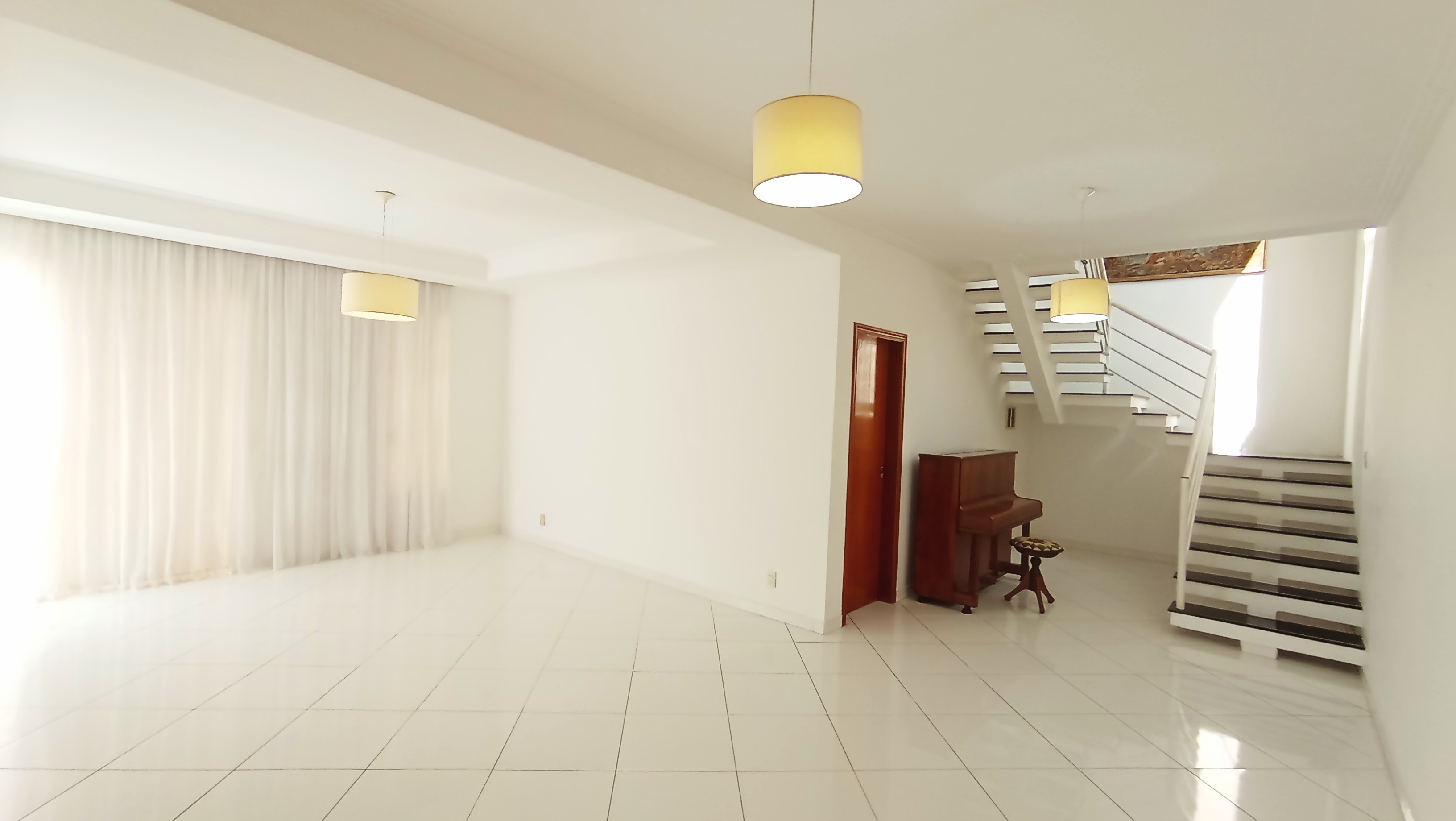 Casa à venda com 4 suítes no Condomínio Real Ville em Pindamonhangaba/SP. 