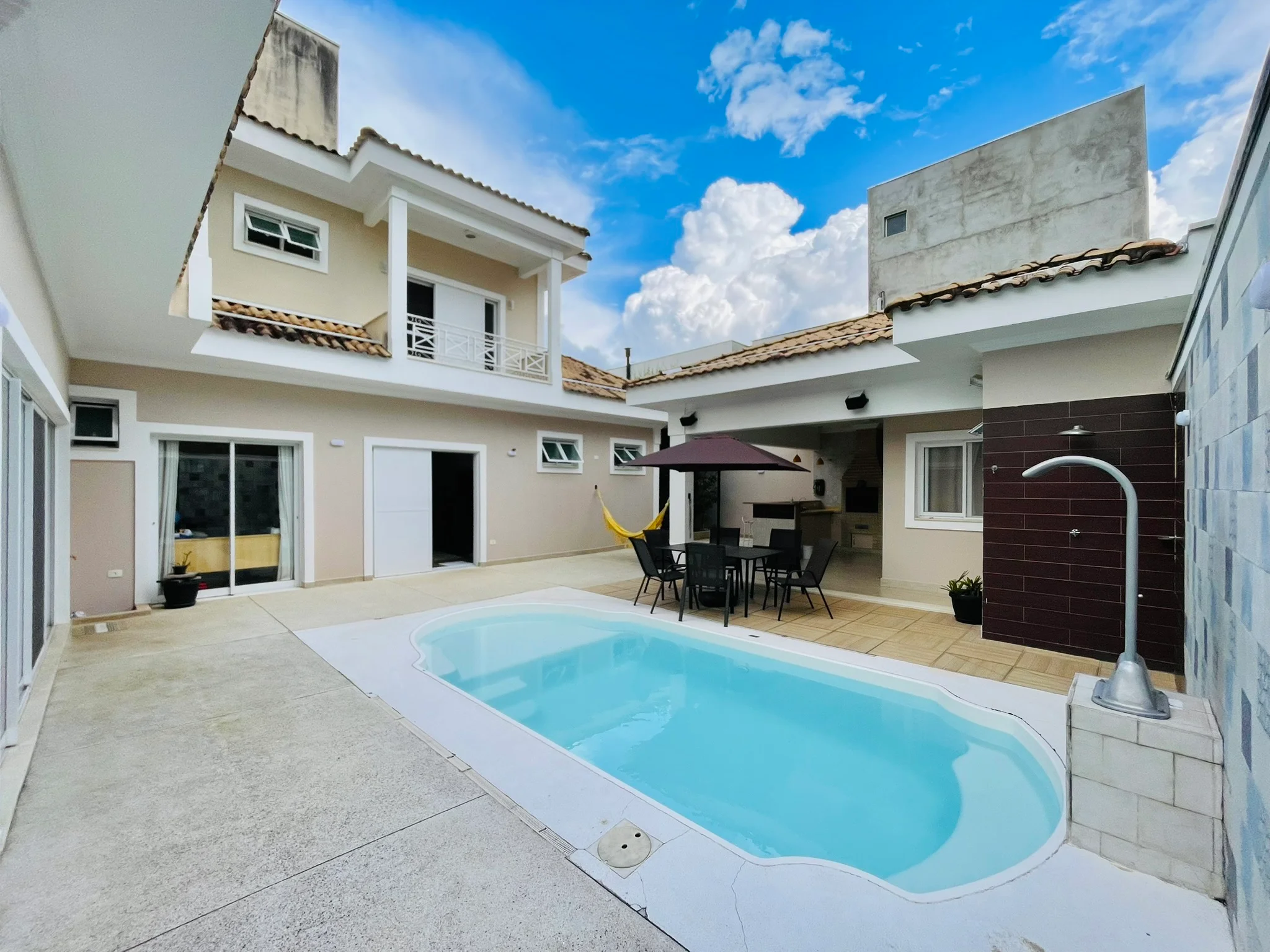 Casa à venda com 4 dormitórios no Condomínio Jardim Oásis em Taubaté/SP. 