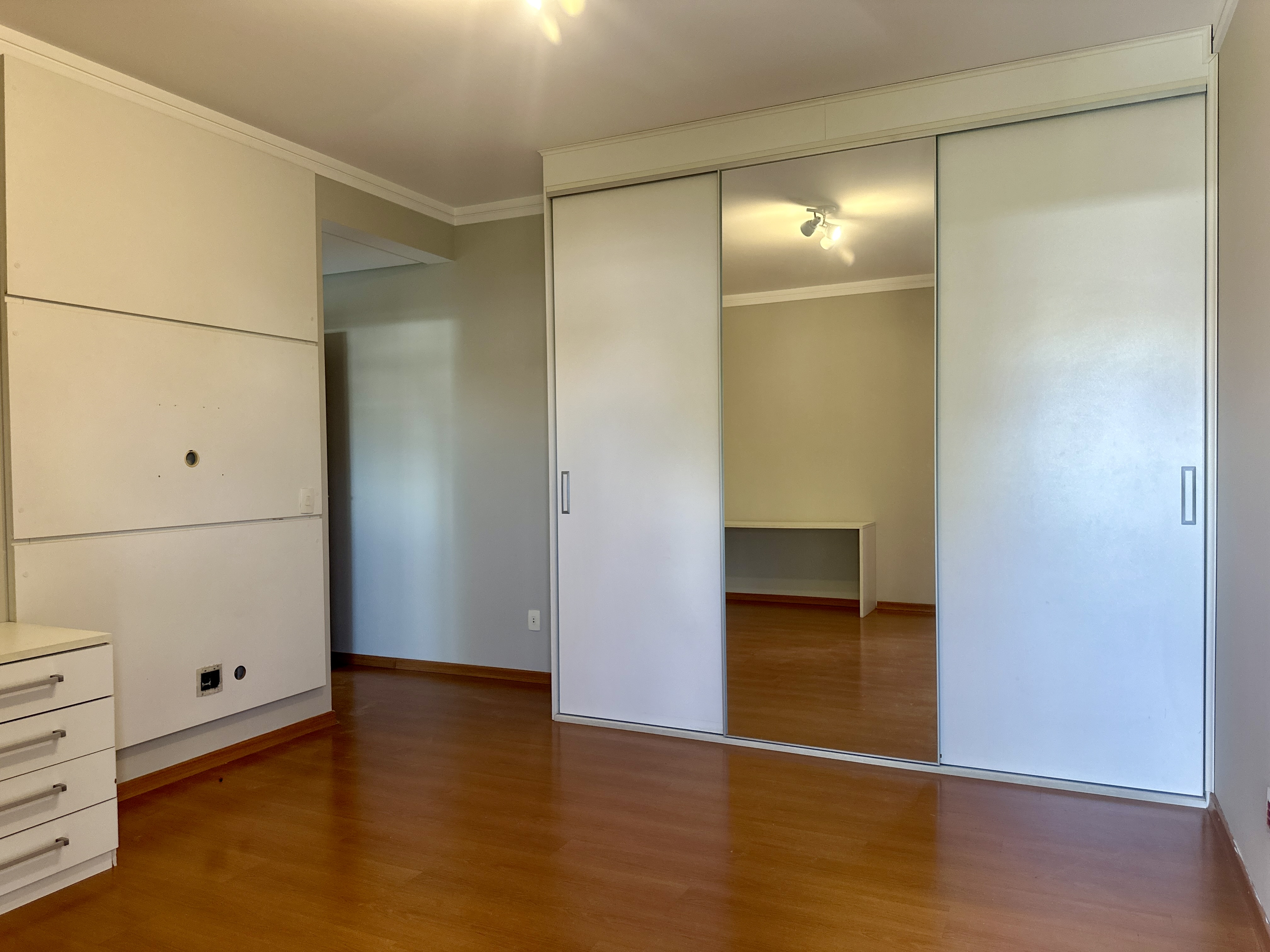 Casa para locação com 3 suítes no Condomínio Taubaté Village em Taubaté/SP. 