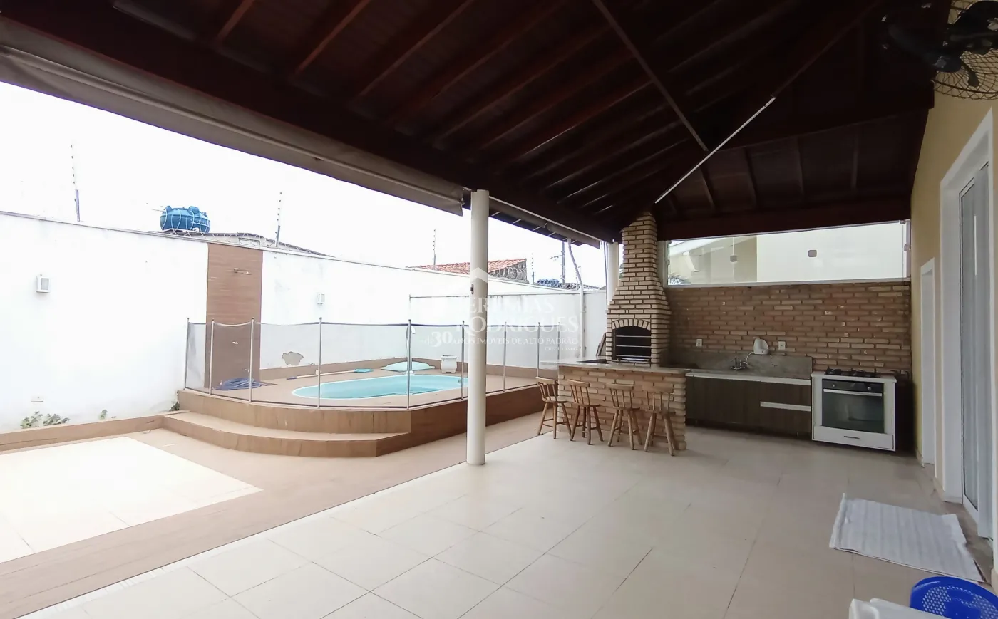 Casa para venda e locação com 4 dormitórios no Condomínio Jatobá em Tremembé/SP.