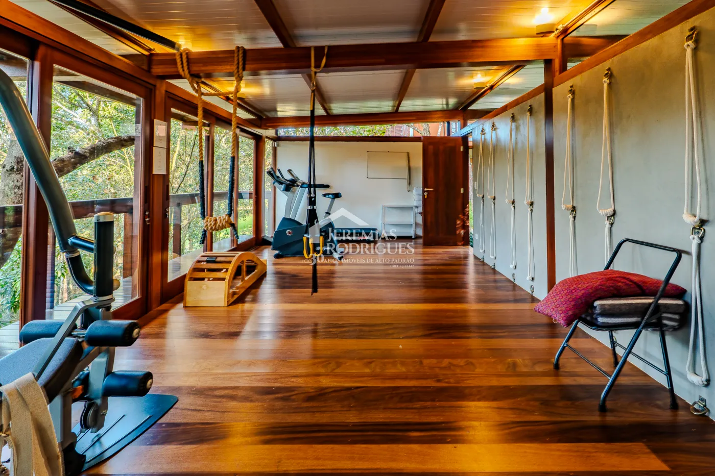 Mansão à venda com 4 suítes no Condomínio Parque da Mantiqueira em Santo Antônio do Pinhal/SP.