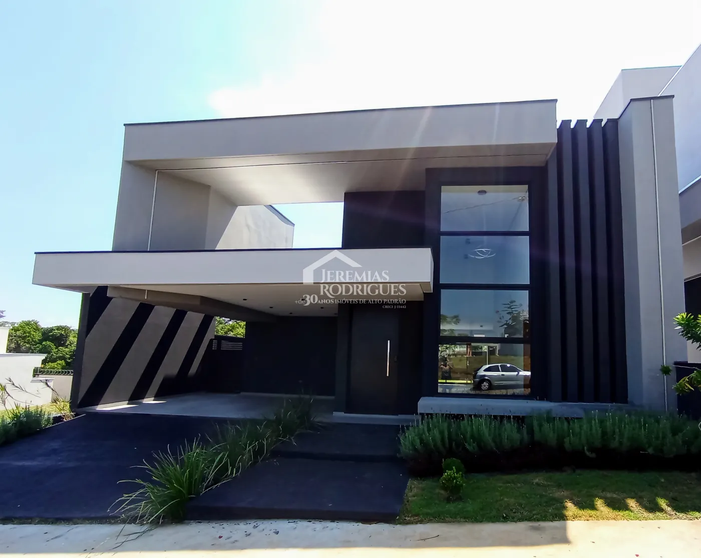 Casa à venda com 3 suítes no Condomínio Quinta das Palmeiras em Taubaté/SP.