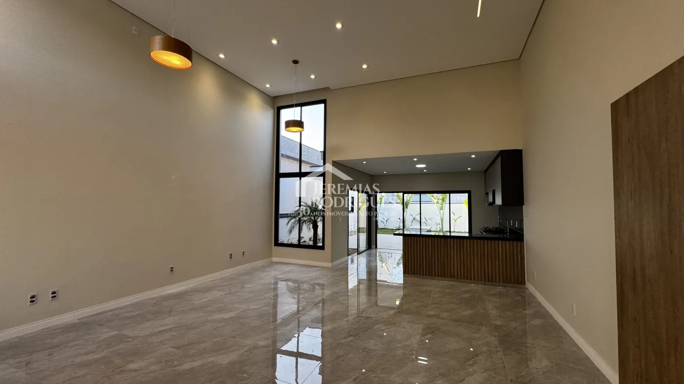 Casa à venda com 3 suítes no Condomínio Reserva dos Lagos em Pindamonhangaba/SP.