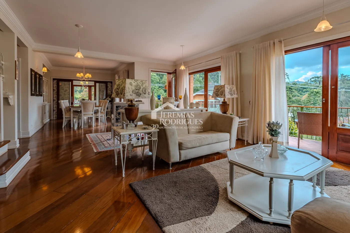 Casa para venda e locação com 5 suítes no Jardim Véu da Noiva em Campos do Jordão/SP