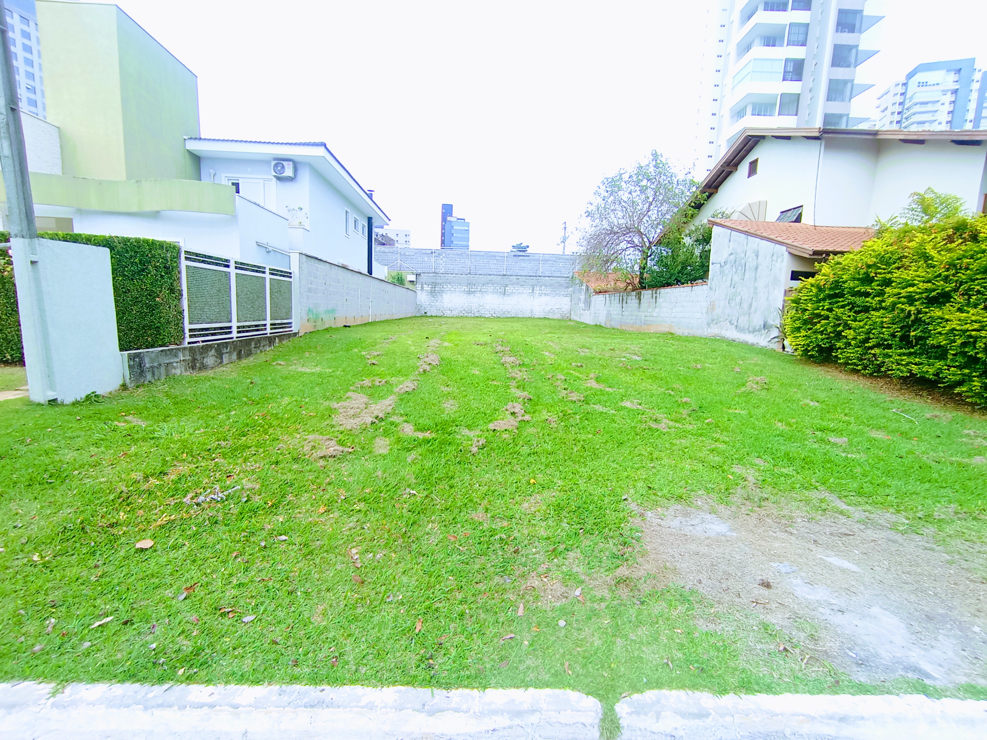 Terreno à venda com 445 m² no Condomínio Taubaté Village em Taubaté/SP. 