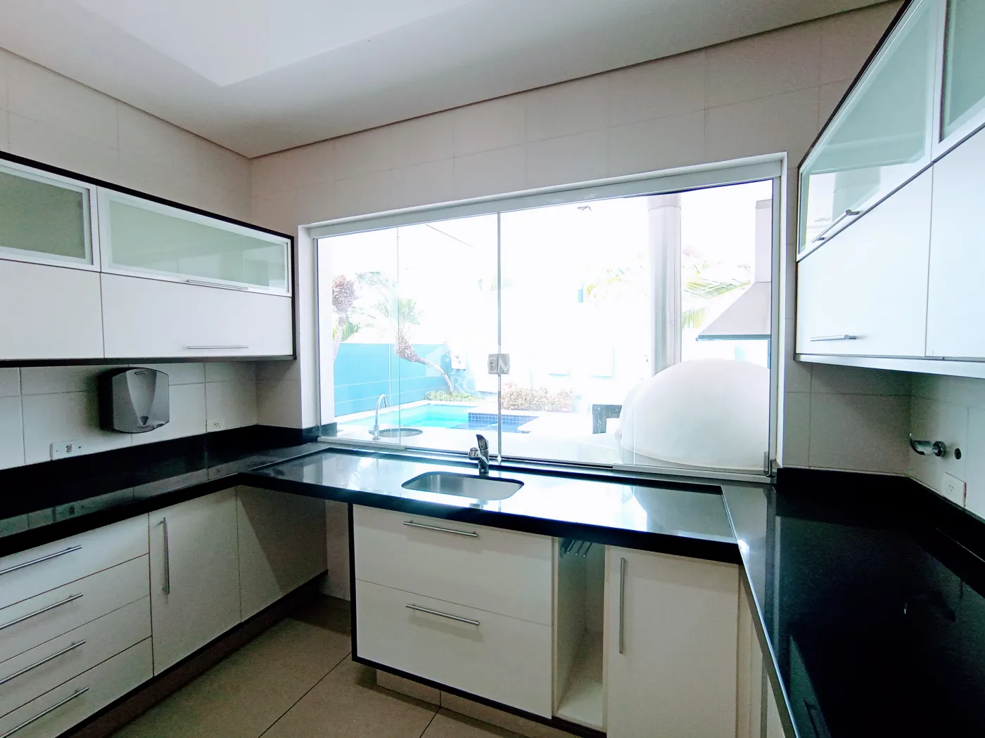 Casa para venda e locação com 4 suítes no Condomínio Taubaté Village em Taubaté/SP.