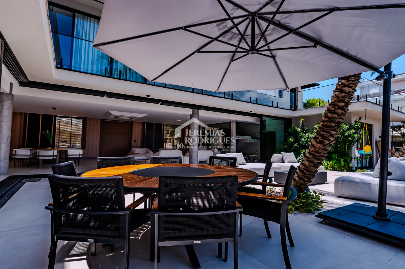 Casa à venda com 4 suítes no Condomínio Taubaté Village em Taubaté/SP.