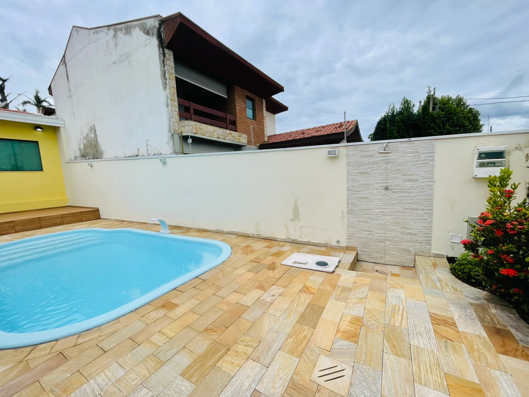 Casa à venda com 3 dormitórios no bairro Jardim das Nações em Taubaté/SP. 