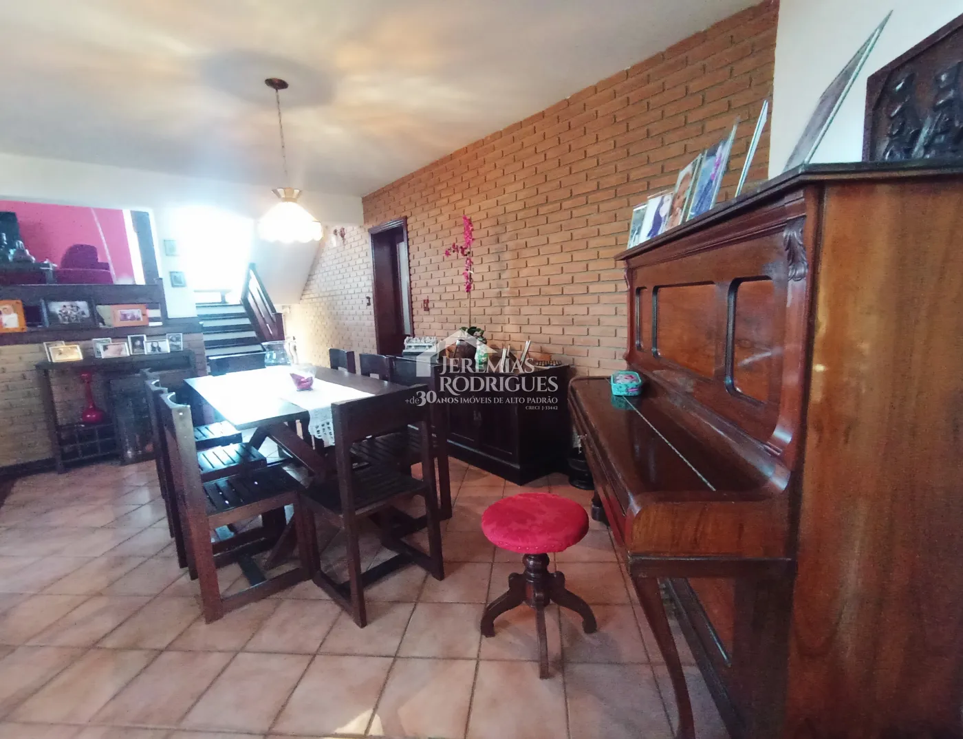 Casa à venda com 4 dormitórios no Condomínio Village Paineiras em Pindamonhangaba/SP.