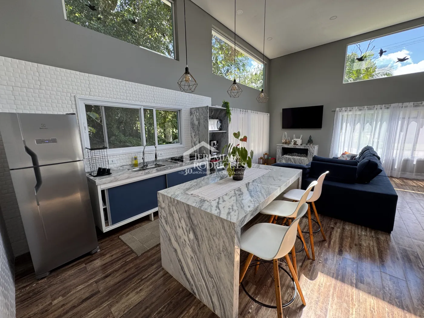 Casa à venda com 3 suítes no Condomínio Capitanias em Ubatuba/SP.