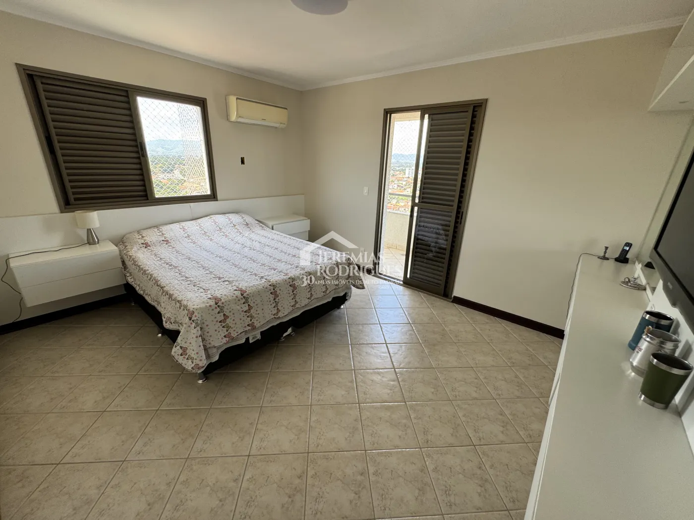Apartamento à venda com 3 suítes, 276 m² no Edifício Vienna em Pindamonhangaba/SP.