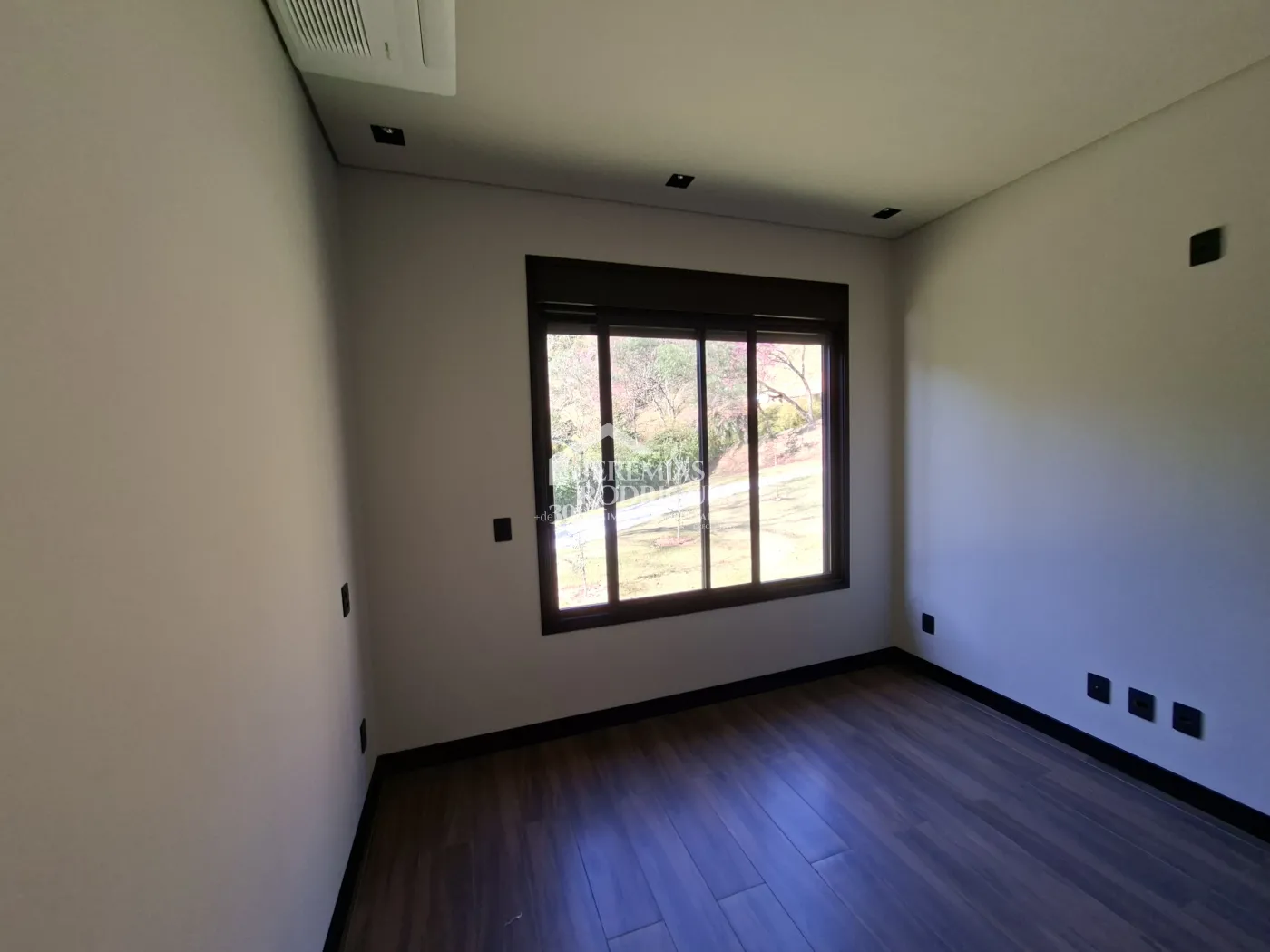 Casa à venda com 4 dormitórios, no Condomínio Parque da Mantiqueira em Santo Antônio do Pinhal/SP.