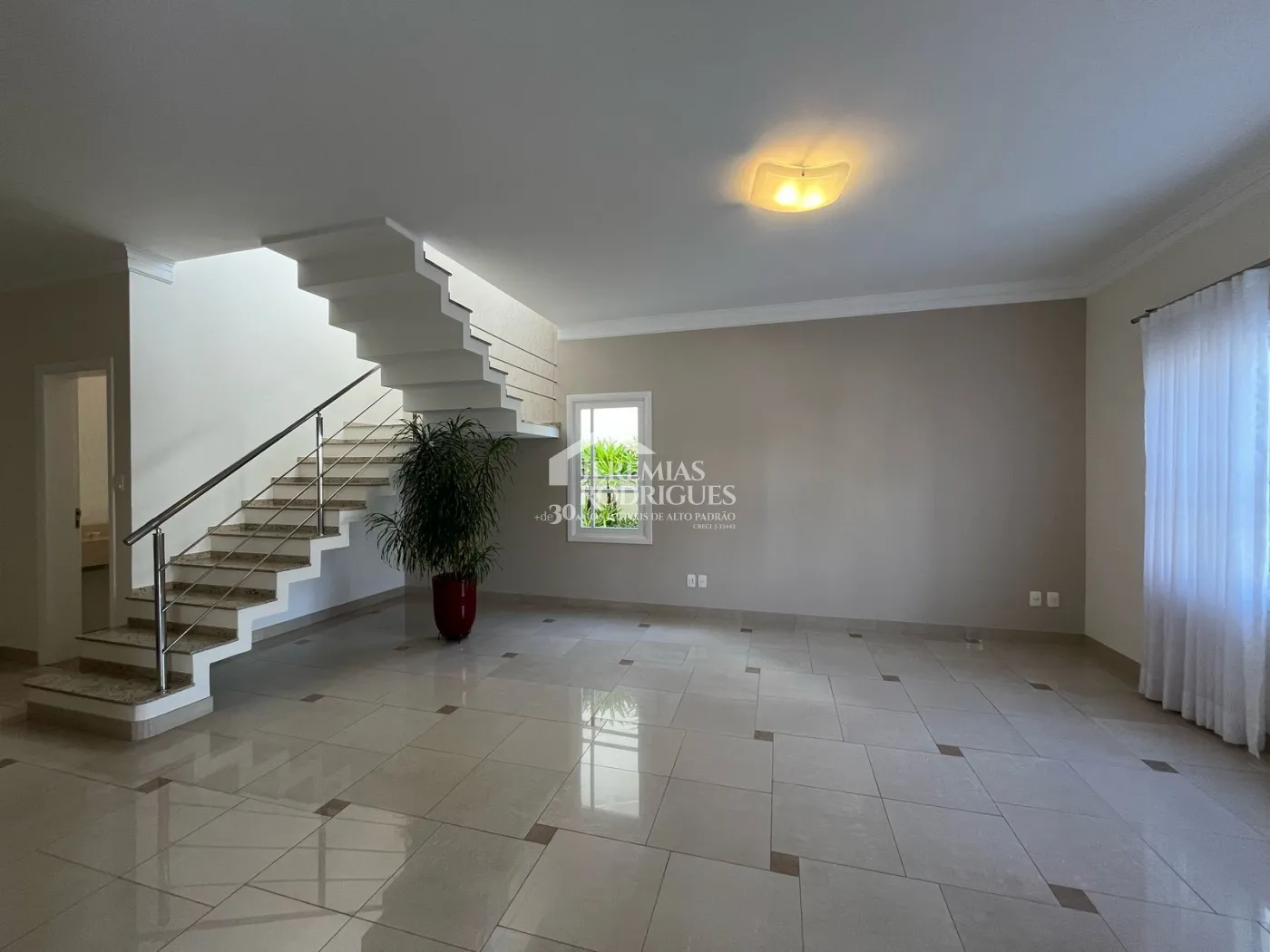 Casa à venda com 4 suítes no Condomínio Taubaté Village em Taubaté/SP.