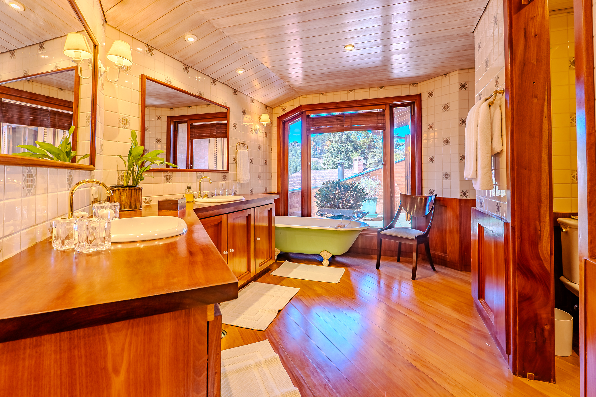 Mansão à venda com 7 suítes no Condomínio Vila Simonsen em Campos do Jordão/SP.