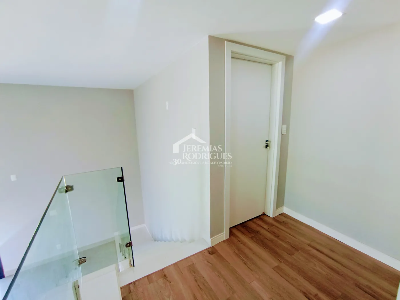 Casa assobradada à venda com 3 suítes no Condomínio Cyrela Landscape em Taubaté/SP.