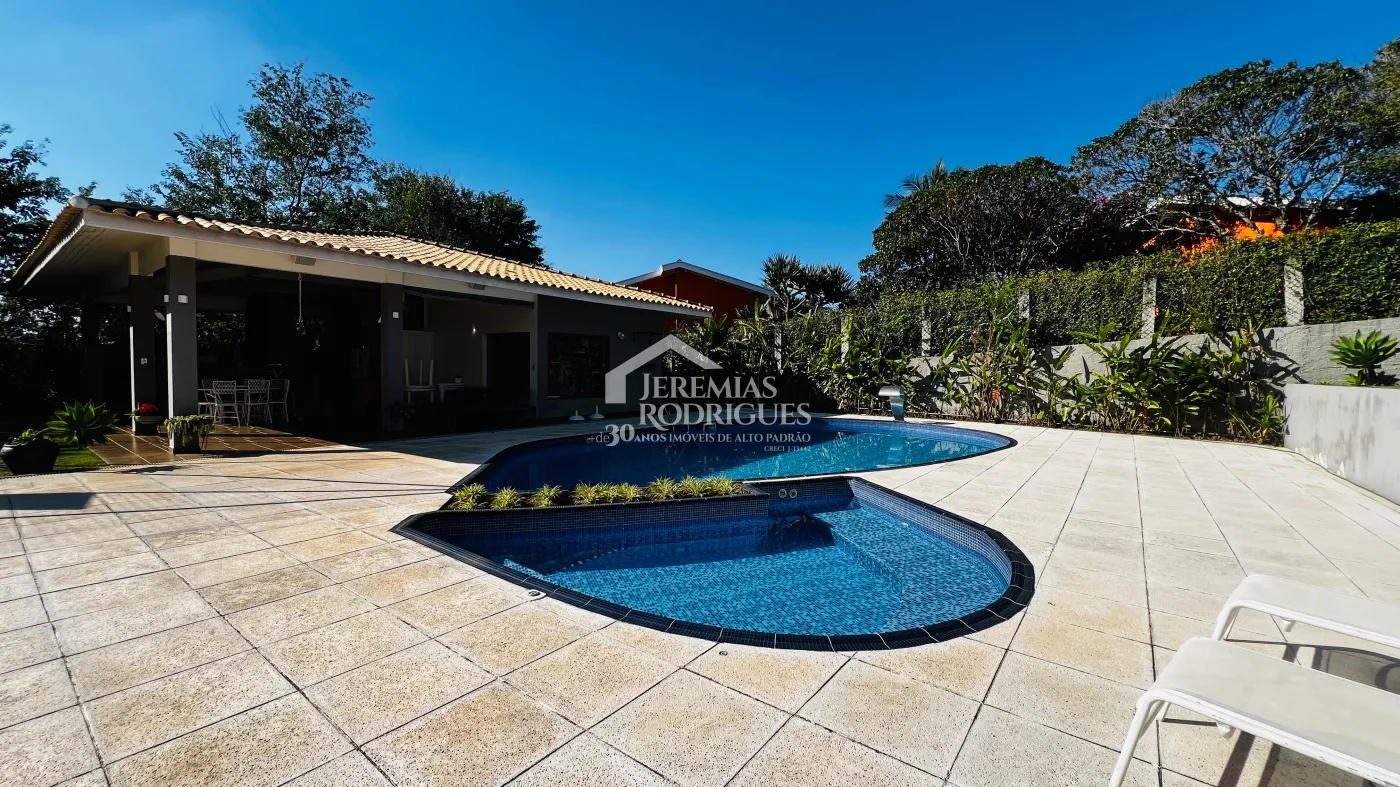 Casa para venda e locação com 6 dormitórios no Condomínio Chácaras Cataguá em Taubaté/SP.