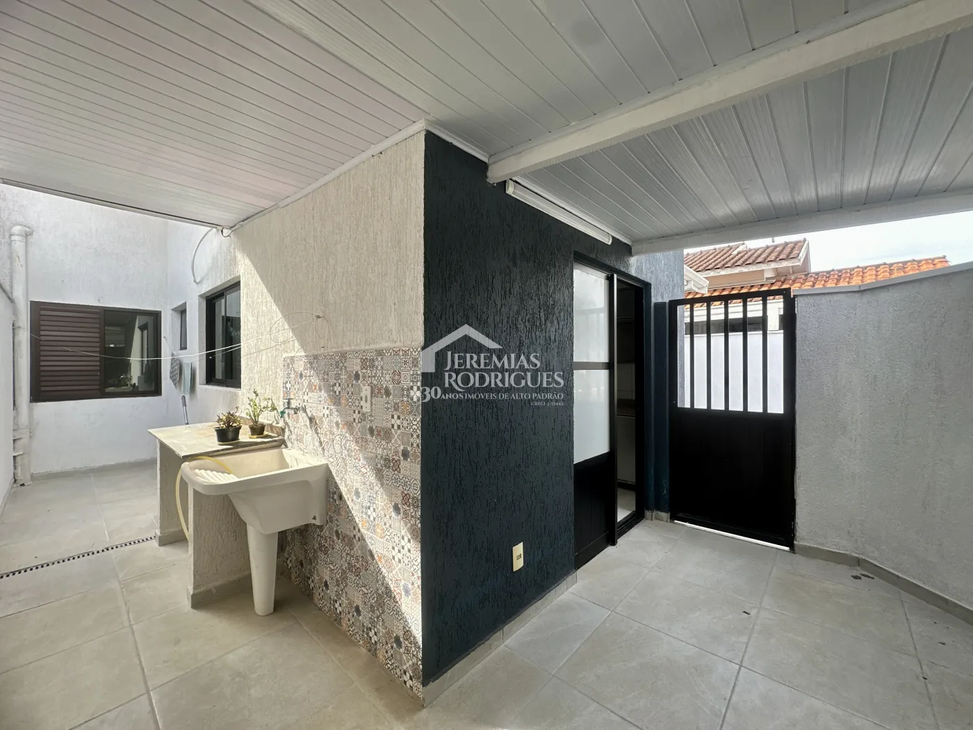 Casa para venda e locação com 4 dormitórios no Condomínio Alto dos Pinheiros em Taubaté/SP.