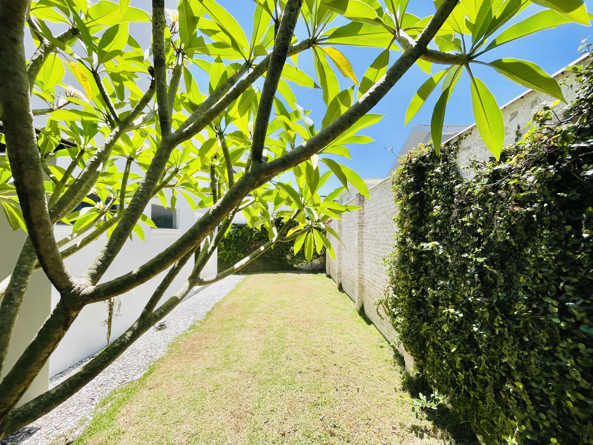 Casa à venda com 3 suítes no Condomínio Campos do Conde II em Tremembé/SP.
