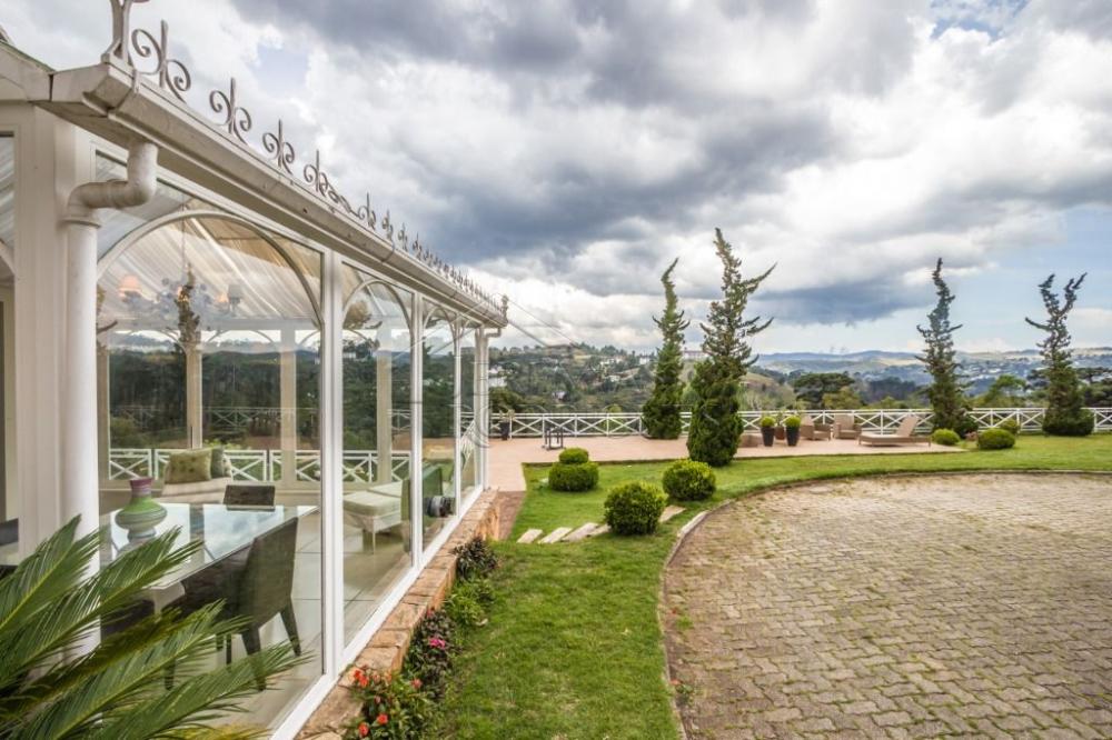 Casa à venda com 7 dormitórios no bairro Recanto das Araucárias em Campos do Jordão/SP.
