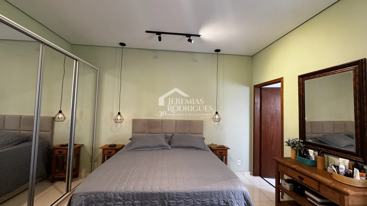 Casa à venda com 4 dormitórios no Condomínio Village do Sol em Pindamonhangaba/SP.