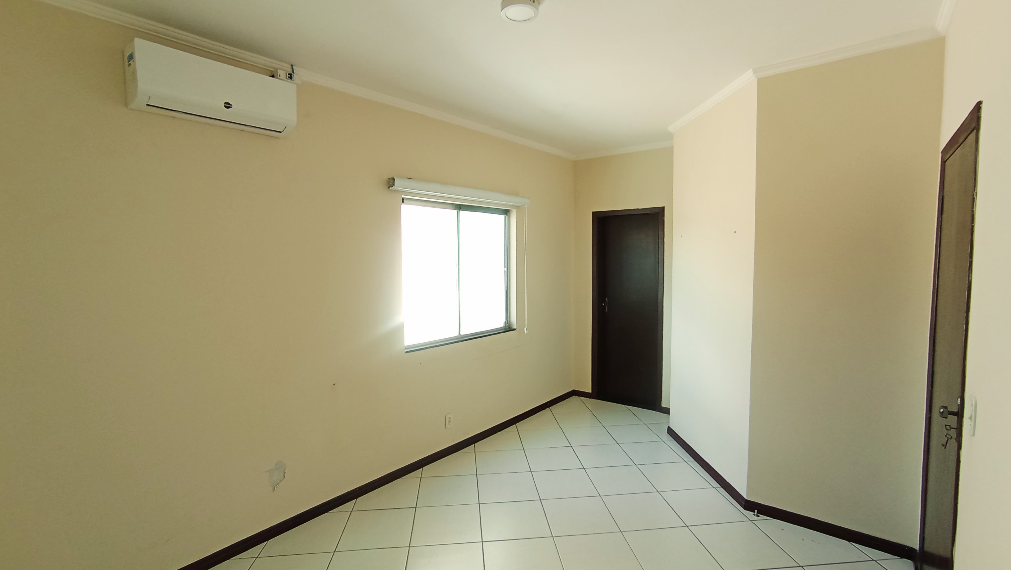 Casa para venda e locação com 3 dormitórios no Condomínio Vale dos Príncipes em Taubaté/SP.