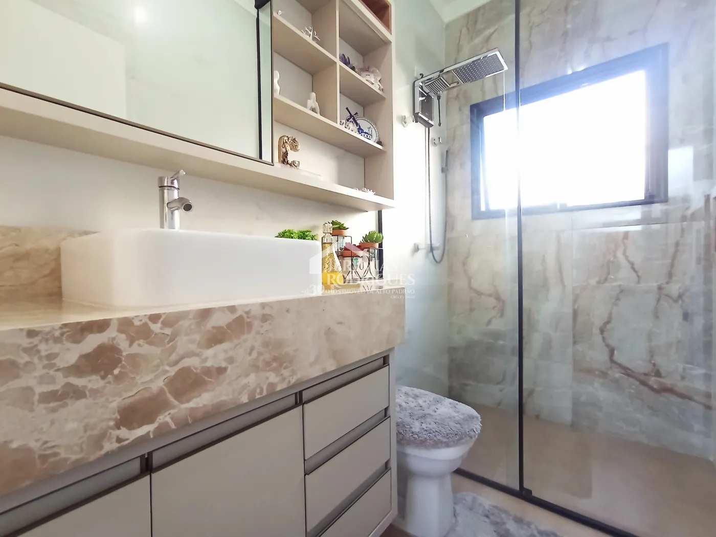 Casa à venda com 3 dormitórios no Condomínio Terras do Vale em Caçapava/SP.