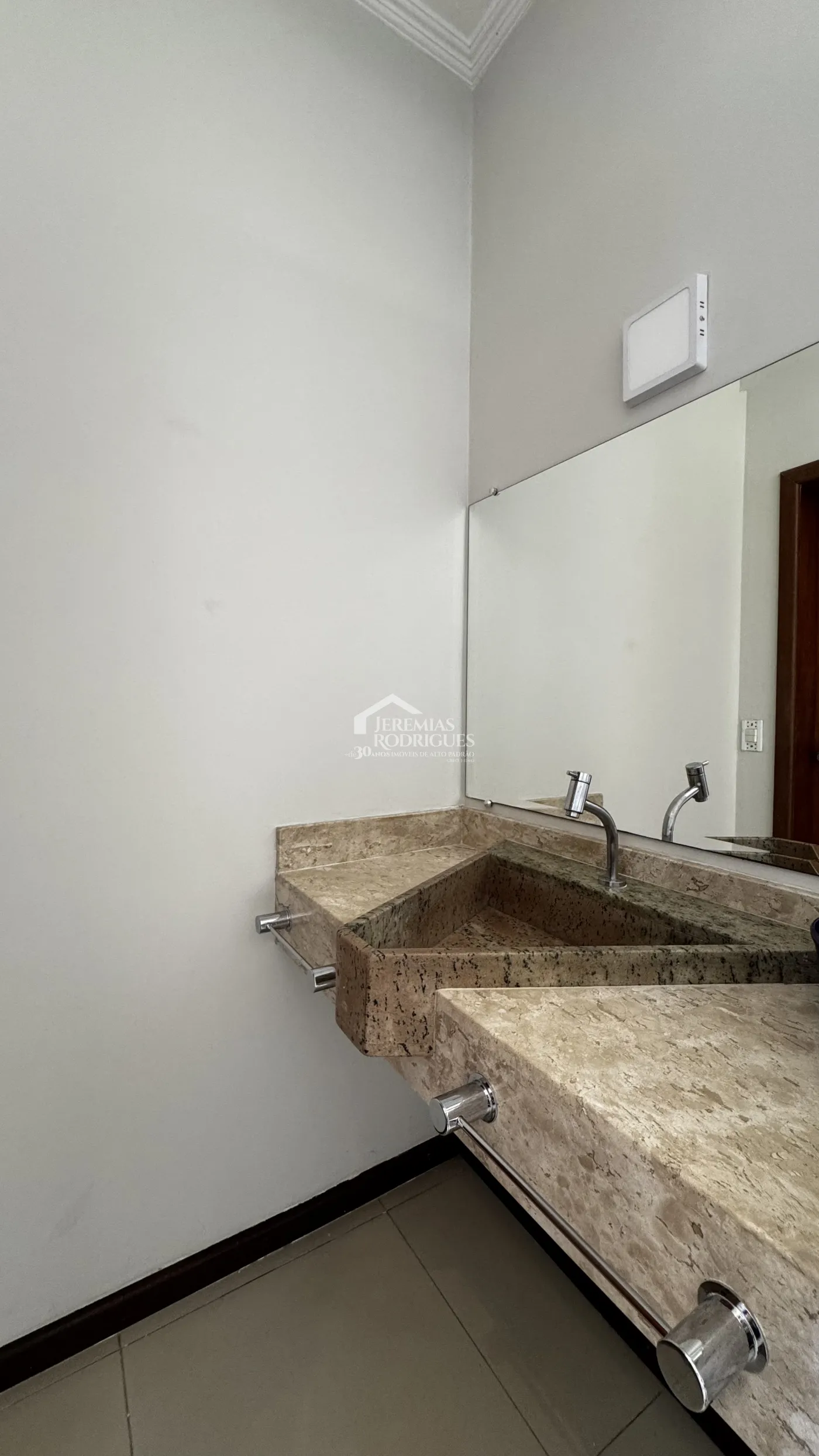 Casa para venda com 4 suítes no Condomínio Real Ville em Pindamonhangaba/SP