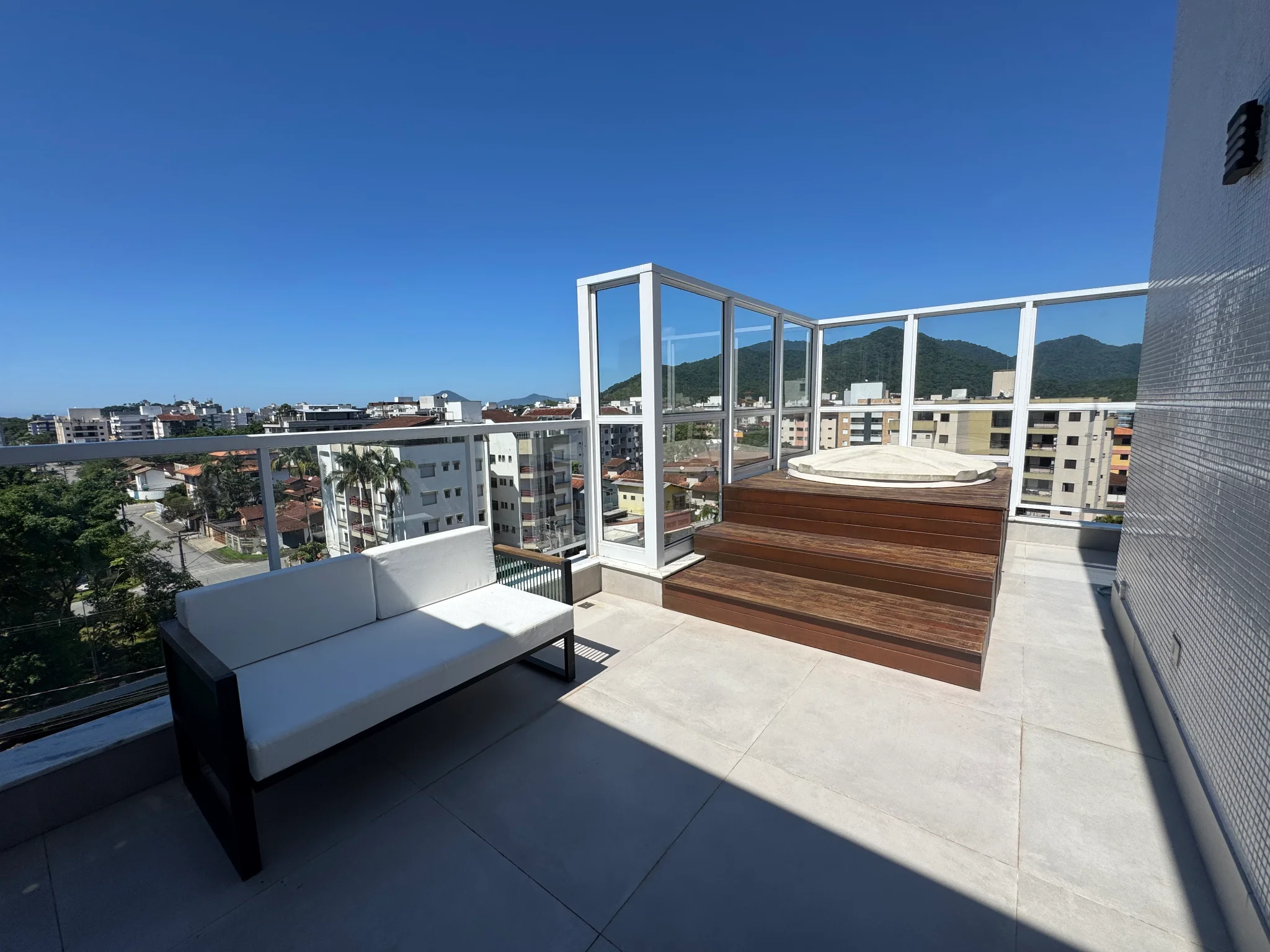 Cobertura à venda com 3 suítes, 177 m² no Condomínio Porto Damy em Ubatuba/SP. 