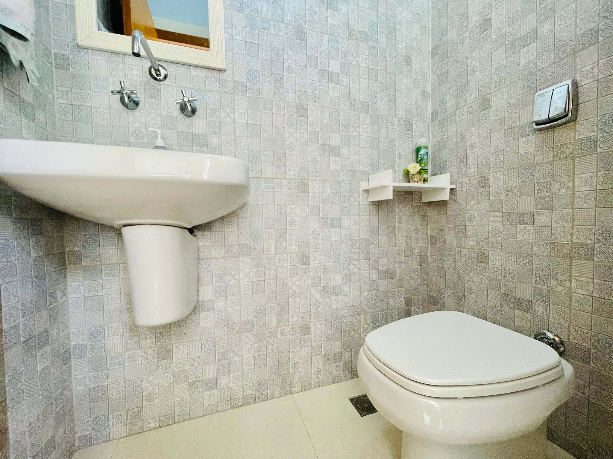 Casa à venda com 4 dormitórios no Condomínio Jardim Oásis em Taubaté/SP. 