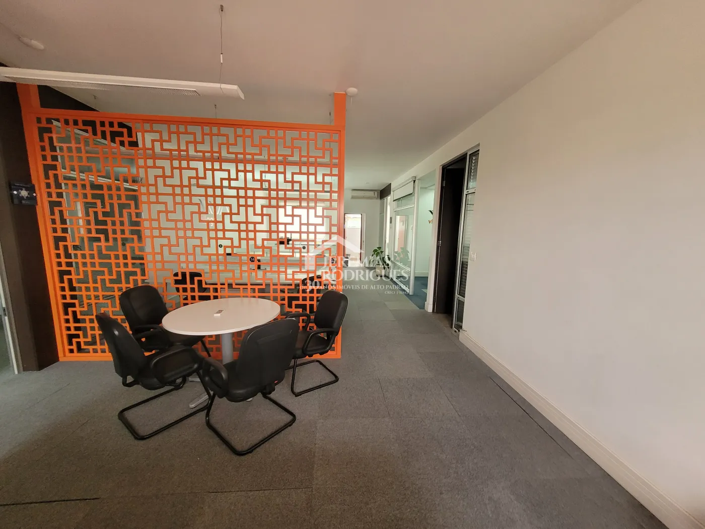 Três salas comerciais com 300 m² no Edifício Village Coworking em Pindamonhangaba/SP.