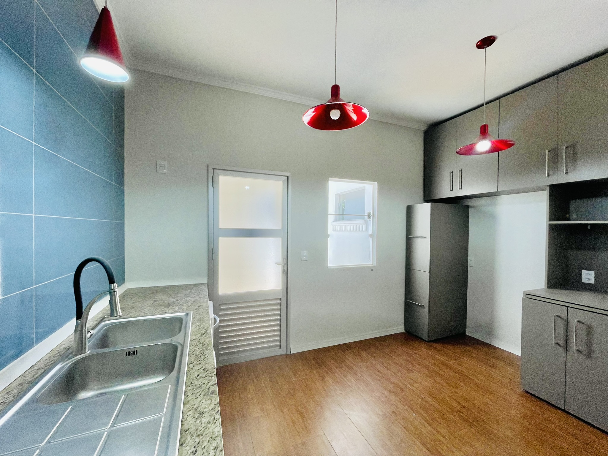 Casa à venda com 3 suítes no Condomínio Campos do Conde II em Tremembé/SP.