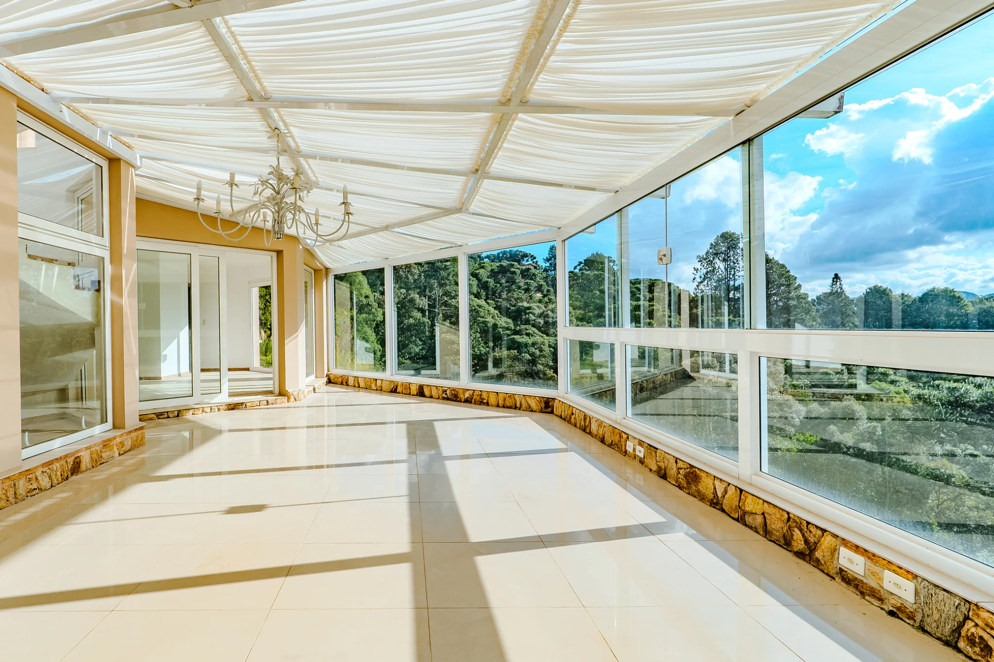Casa á venda no Condomínio Recanto do Sol em Campos do Jordão/SP.