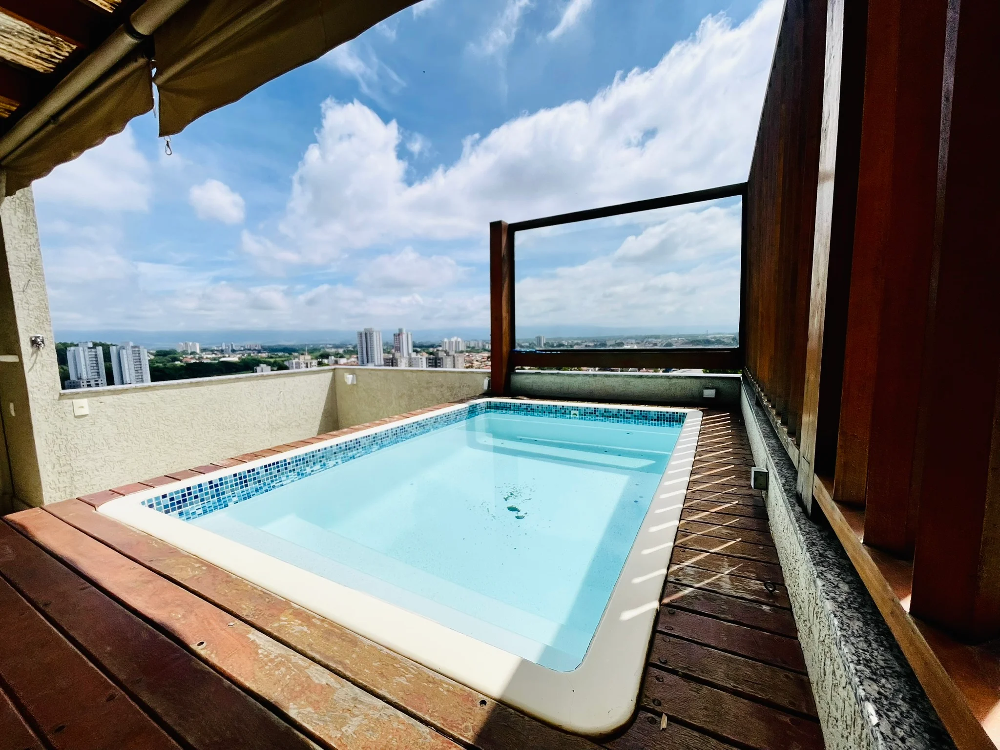 Cobertura duplex com 3 dormitórios no Condomínio Monte Castelo em  Taubaté/SP. 