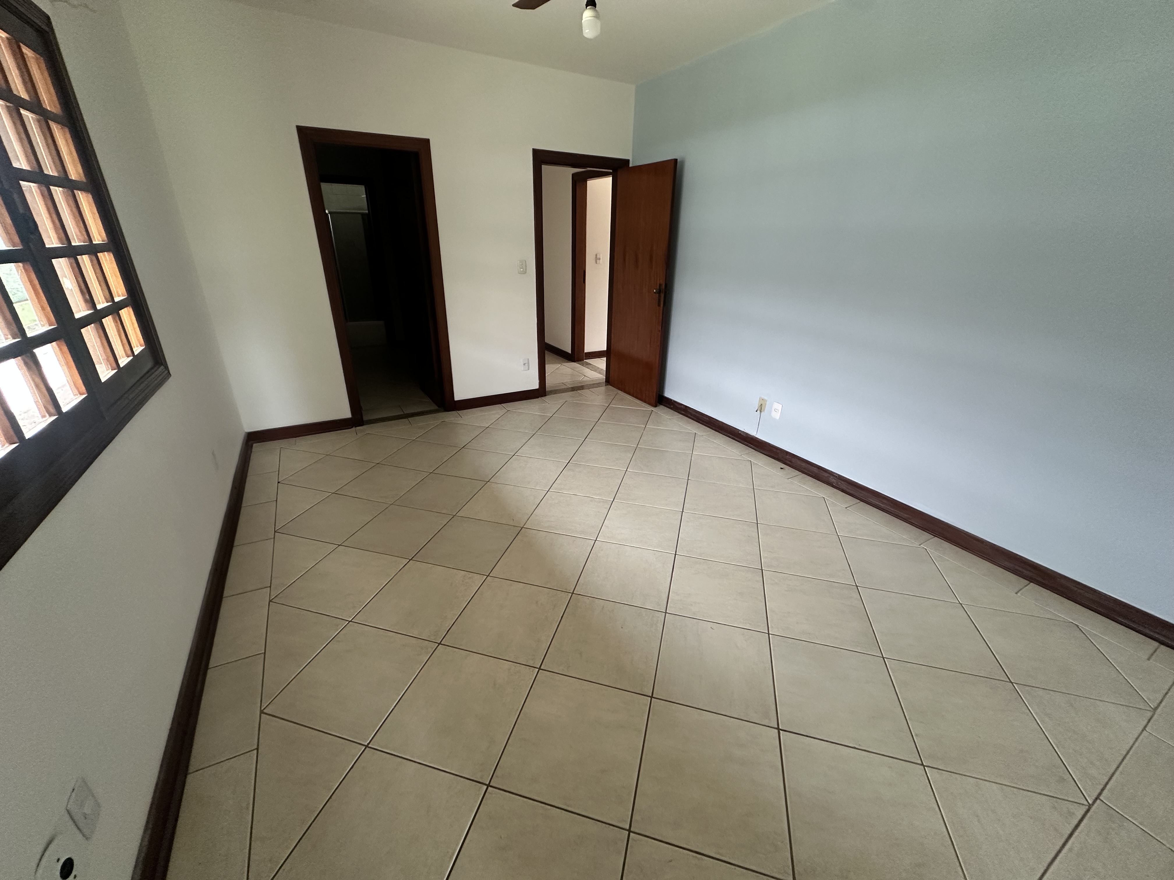 Casa para venda e locação com 6 dormitórios no Condomínio Village Paineiras em Pindamonhangaba/SP.