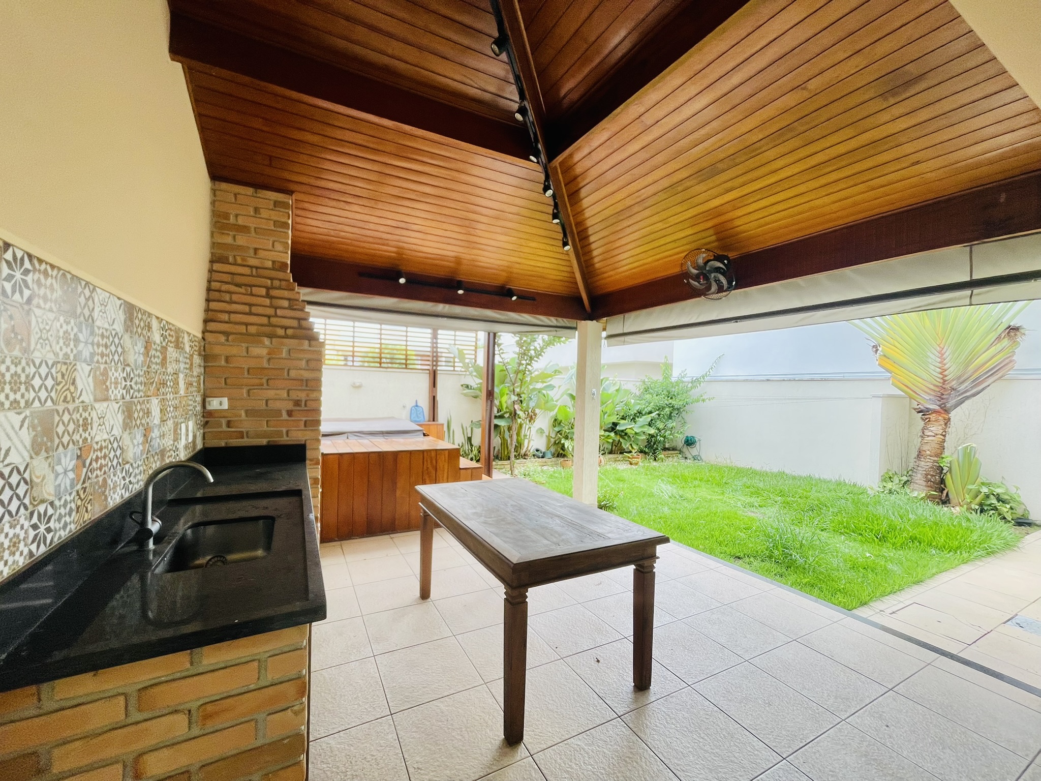 Casa para locação com 4 dormitórios no Condomínio Campos do Conde II em Tremembé/SP.