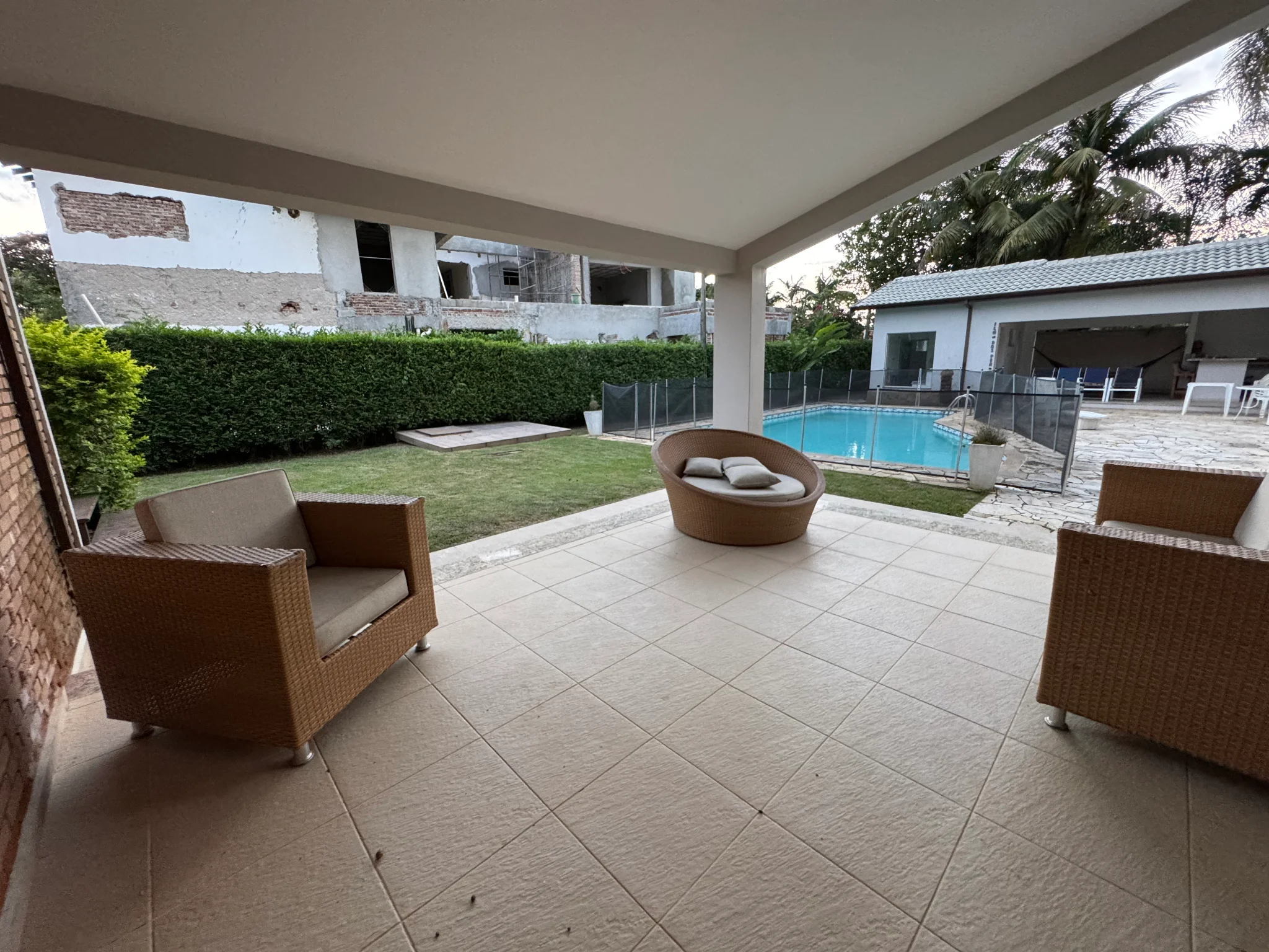 Casa à venda com 5 dormitórios no Condomínio Villlage Paineiras em Pindamonhangaba/SP. 