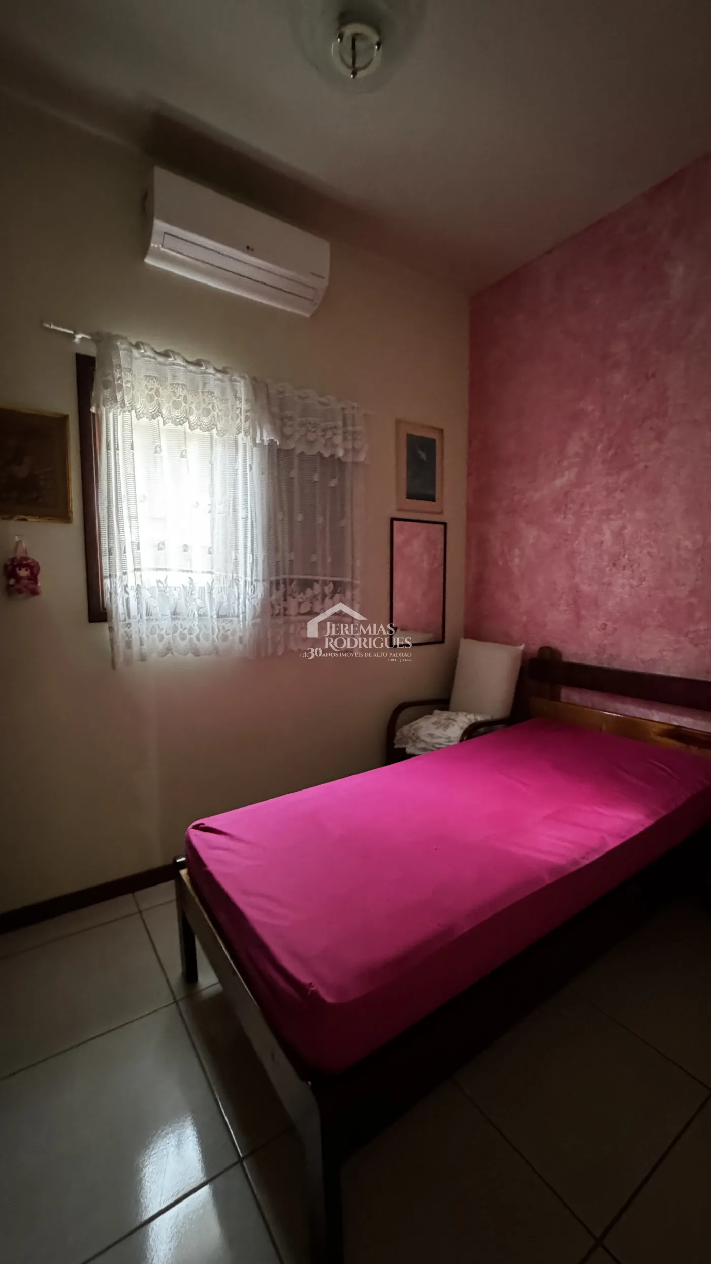 Casa assobradada à venda com 4 dormitórios no Condomínio Jardim das Hortênsias em Taubaté/SP.