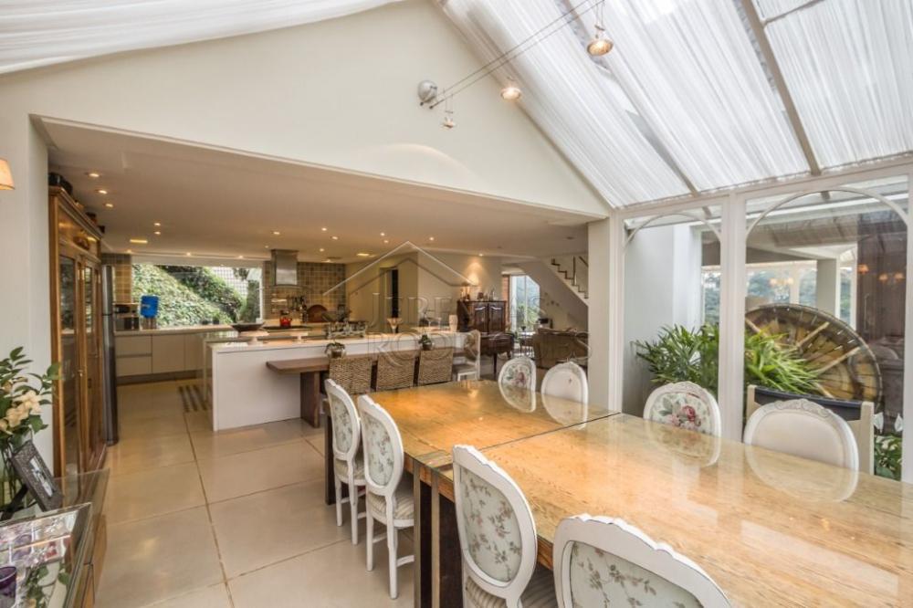 Casa à venda com 7 dormitórios no bairro Recanto das Araucárias em Campos do Jordão/SP.