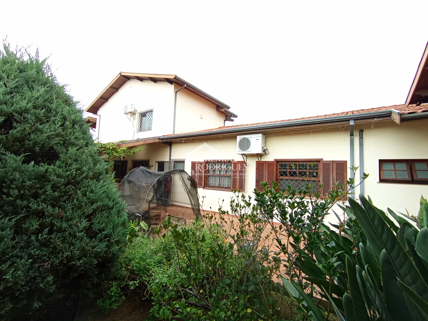Casa para venda e locação com 3 suítes no bairro Parque das Flores em Taubaté/SP.