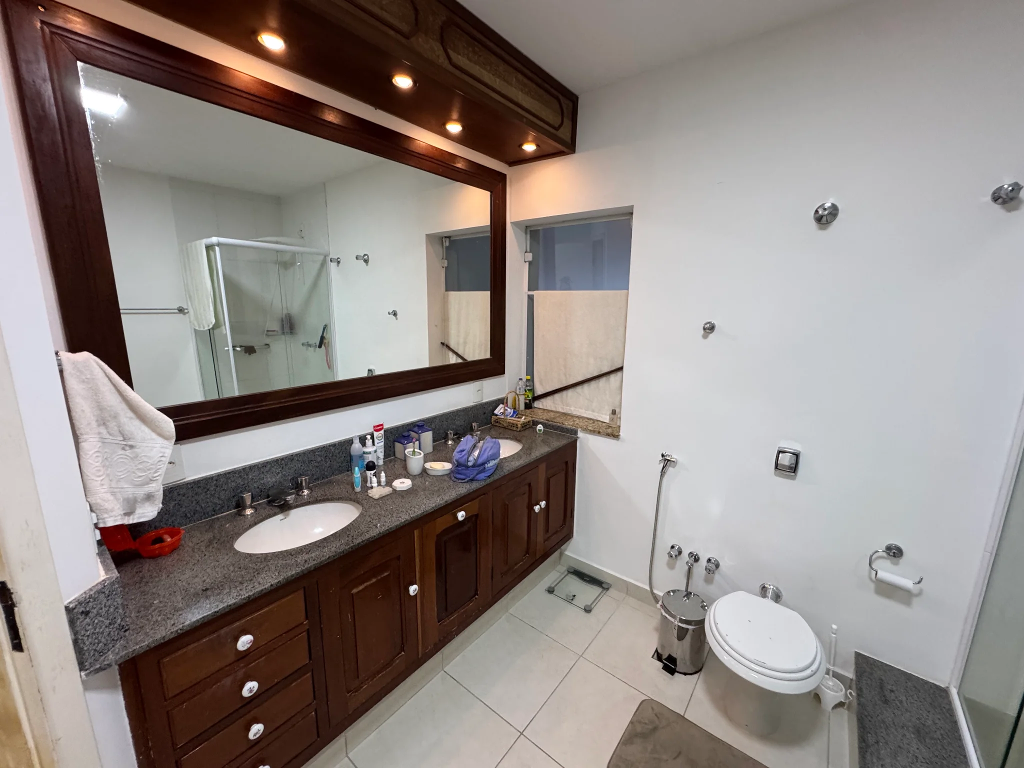 Casa à venda com 5 dormitórios no Condomínio Villlage Paineiras em Pindamonhangaba/SP. 