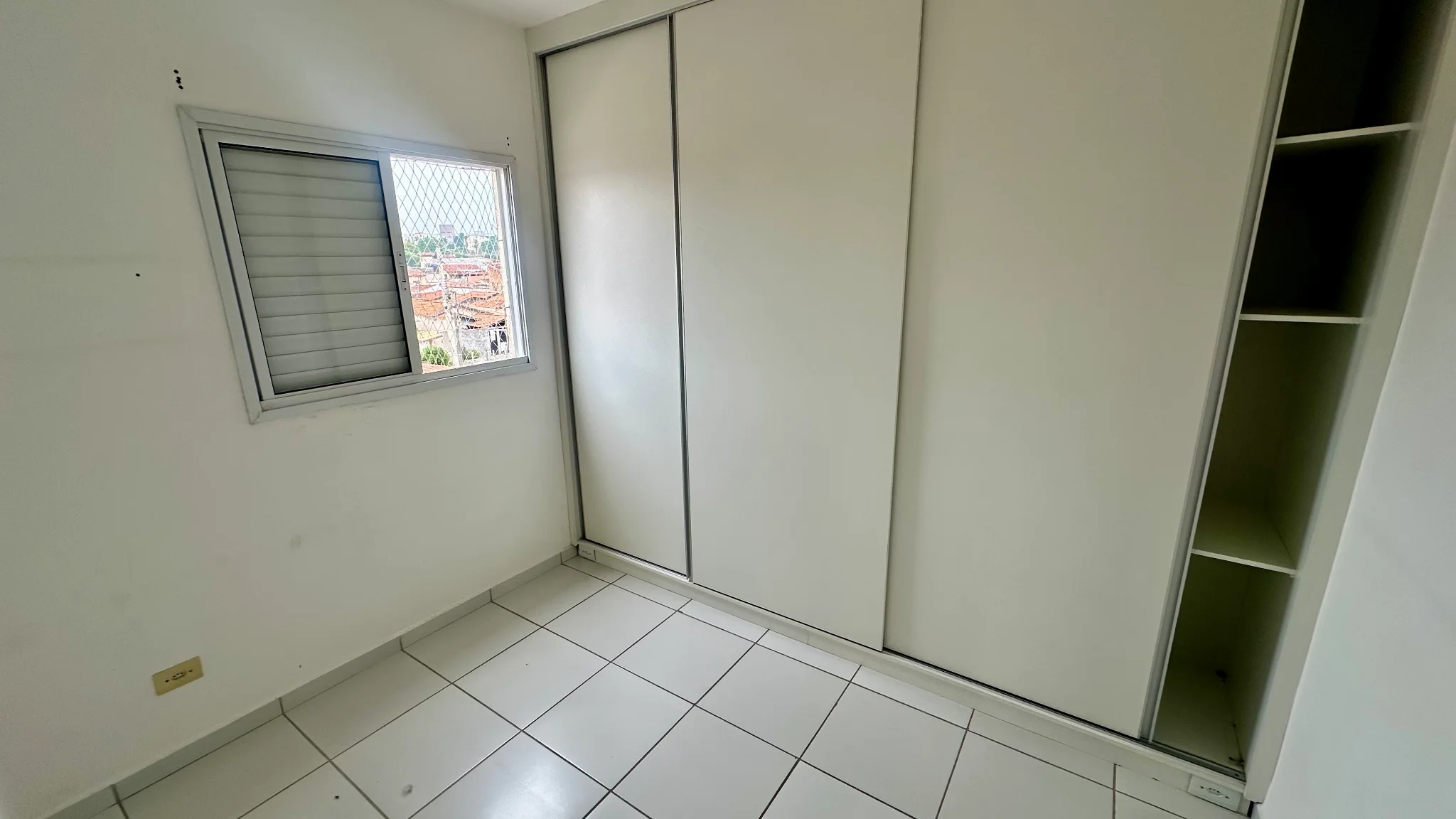 Apartamento para locação com 2 dormitórios no Condomínio Andrade em Pindamonhangaba/SP. 