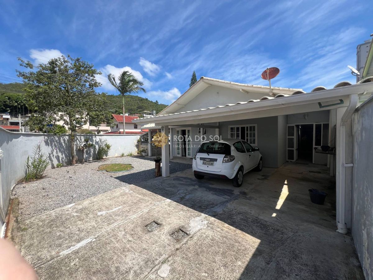Casa à Venda 3 Quartos e 2 Vagas em Perequê Porto Belo SC — foto 1