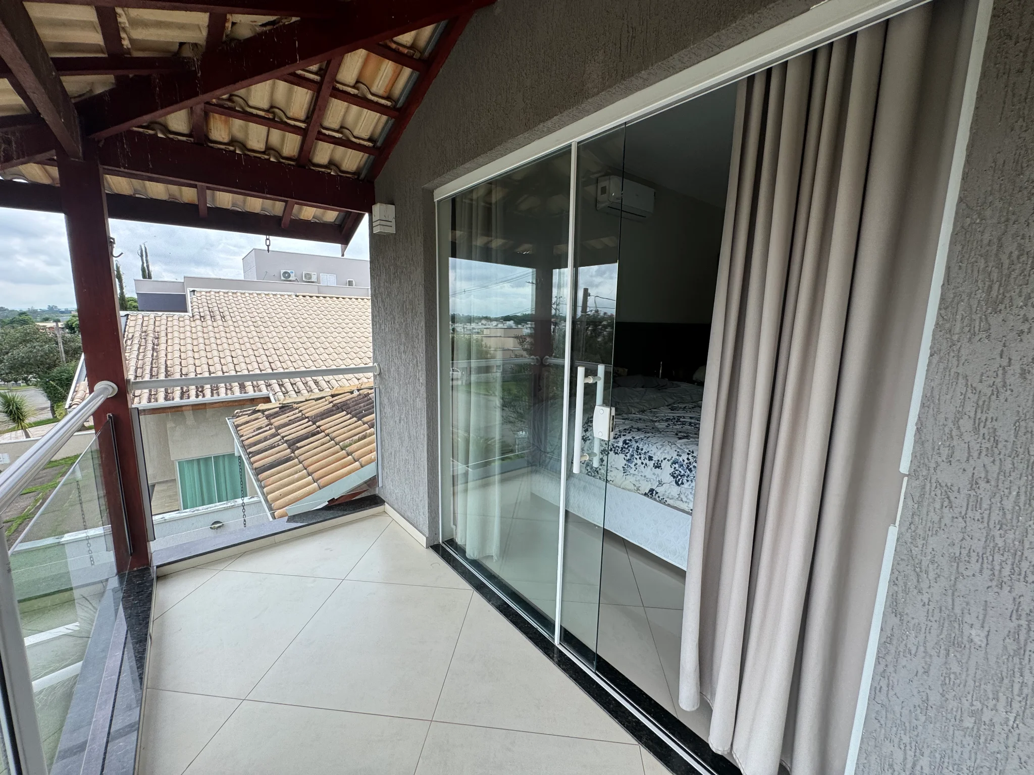 Casa à venda com 3 suítes no Condomínio Reserva dos Lagos em Pindamonhangaba/SP. 