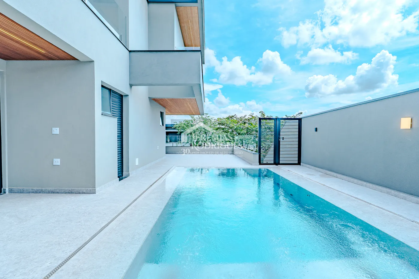 Casa à venda com 4 suítes no Condomínio Residencial Alphaville II em São José dos Campos/SP.