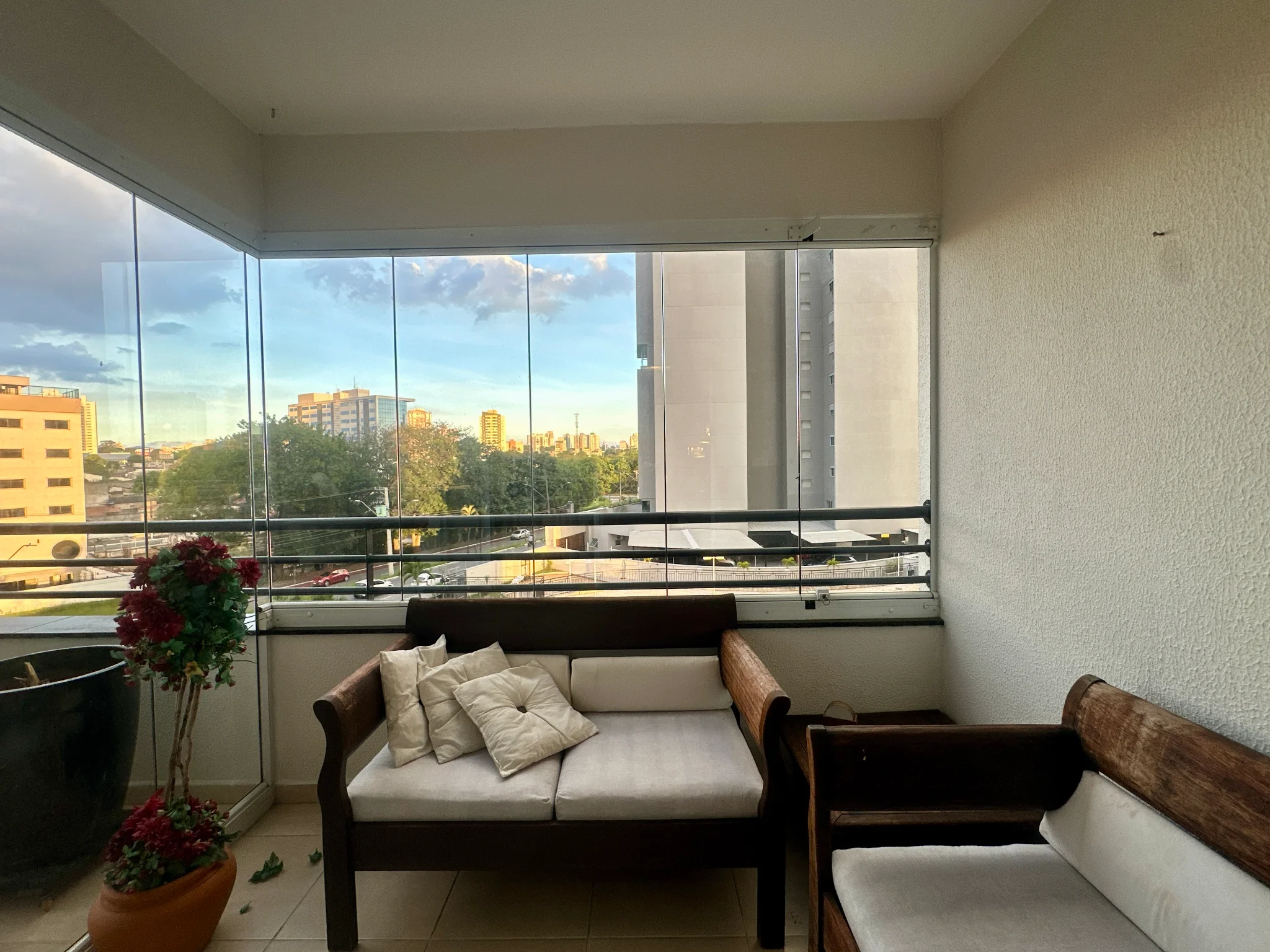 Apartamento mobiliado para venda e locação, 263 m² no Edifício Placere em Taubaté/SP.
