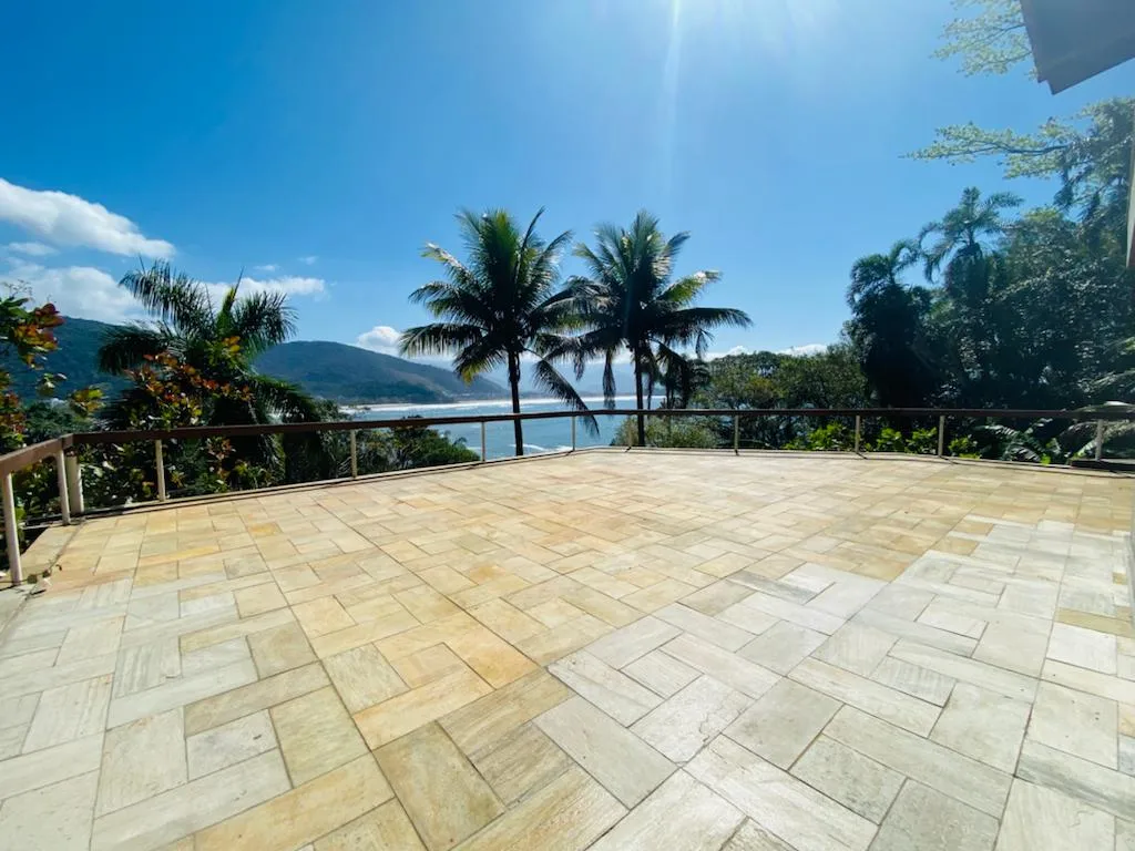 Casa à venda com 5 dormitórios no Condomínio Ponta das Toninhas em Ubatuba/SP. 