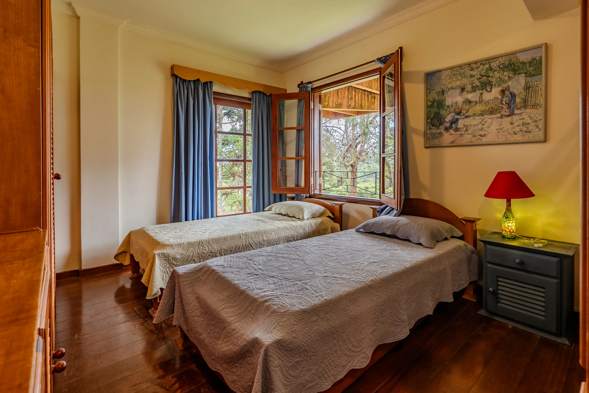 Casa estilo Toscana à venda com 4 suítes no Condomínio Vila Simonsen em Campos do Jordão/SP. 